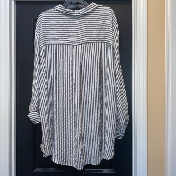 Jane + Delancey gray and white stripe button-down blouse size 2X - Picture 4 of 7